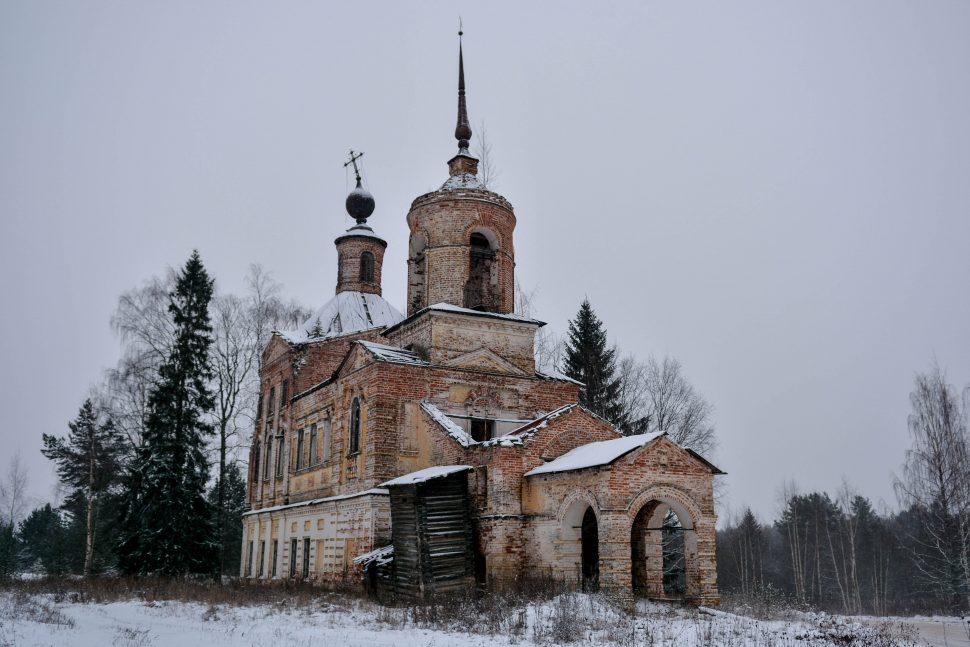 Старинные церкви стоят немного потрёпанные временем